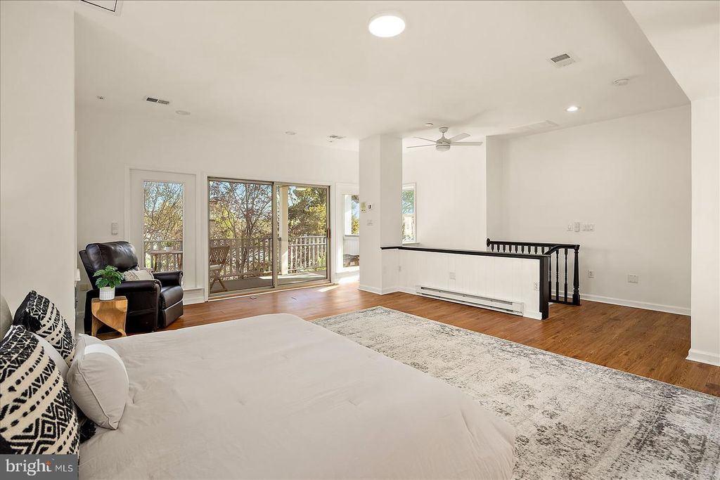 Image 33 of property listing at 813 SHORE DR, Edgewater, MD 21037