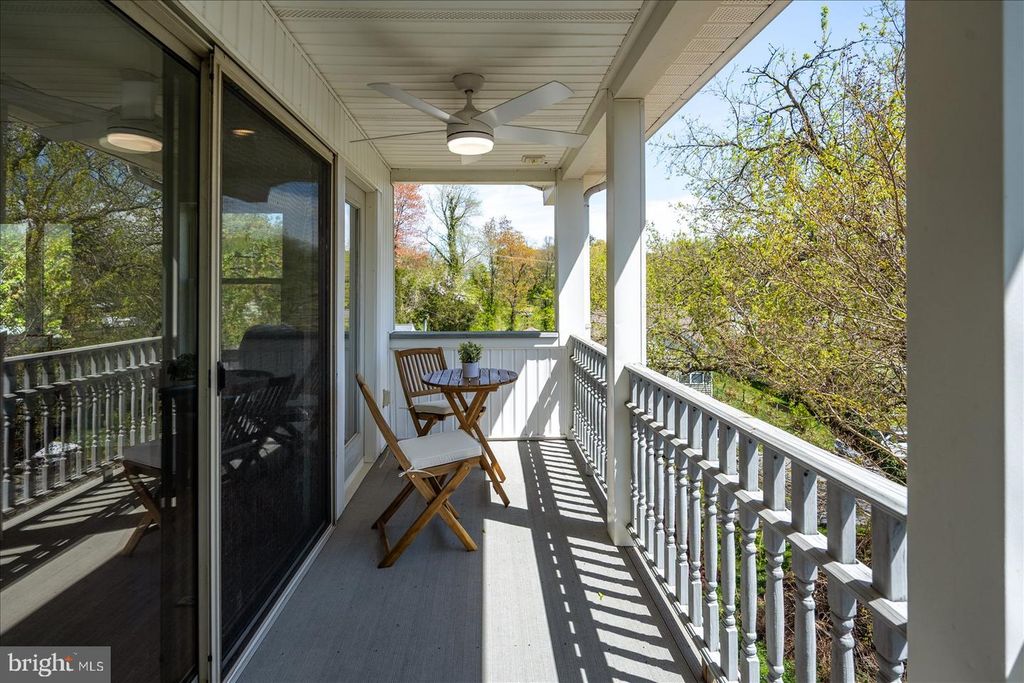 Image 34 of property listing at 813 SHORE DR, Edgewater, MD 21037