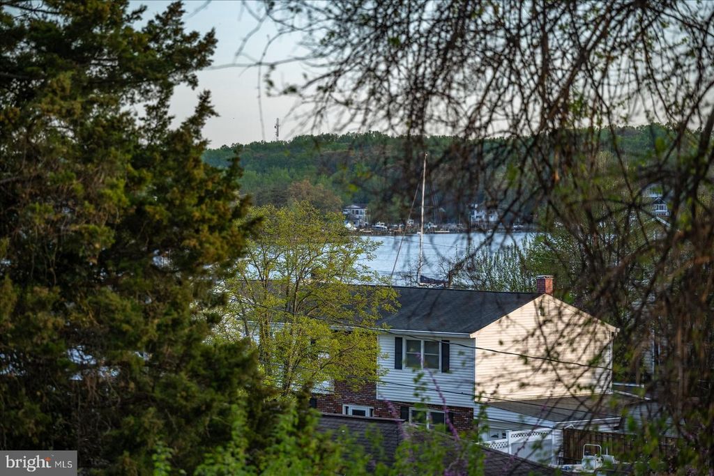 Image 35 of property listing at 813 SHORE DR, Edgewater, MD 21037