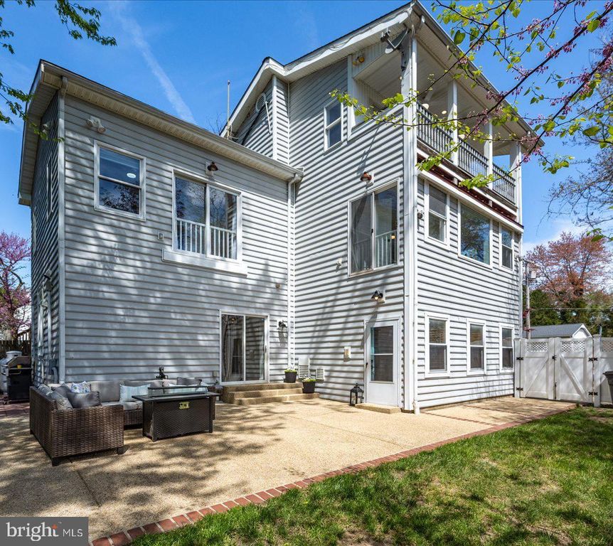 Image 37 of property listing at 813 SHORE DR, Edgewater, MD 21037