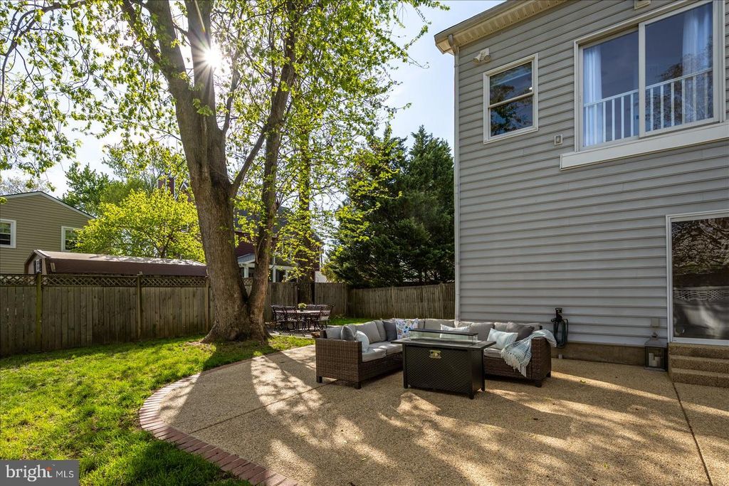 Image 38 of property listing at 813 SHORE DR, Edgewater, MD 21037