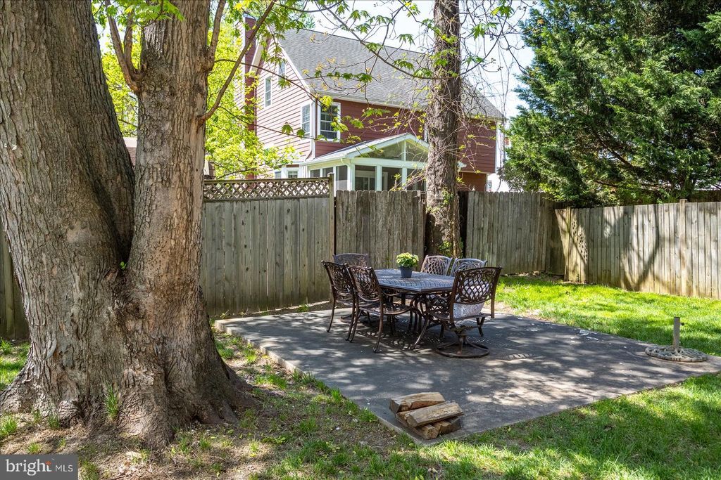 Image 40 of property listing at 813 SHORE DR, Edgewater, MD 21037