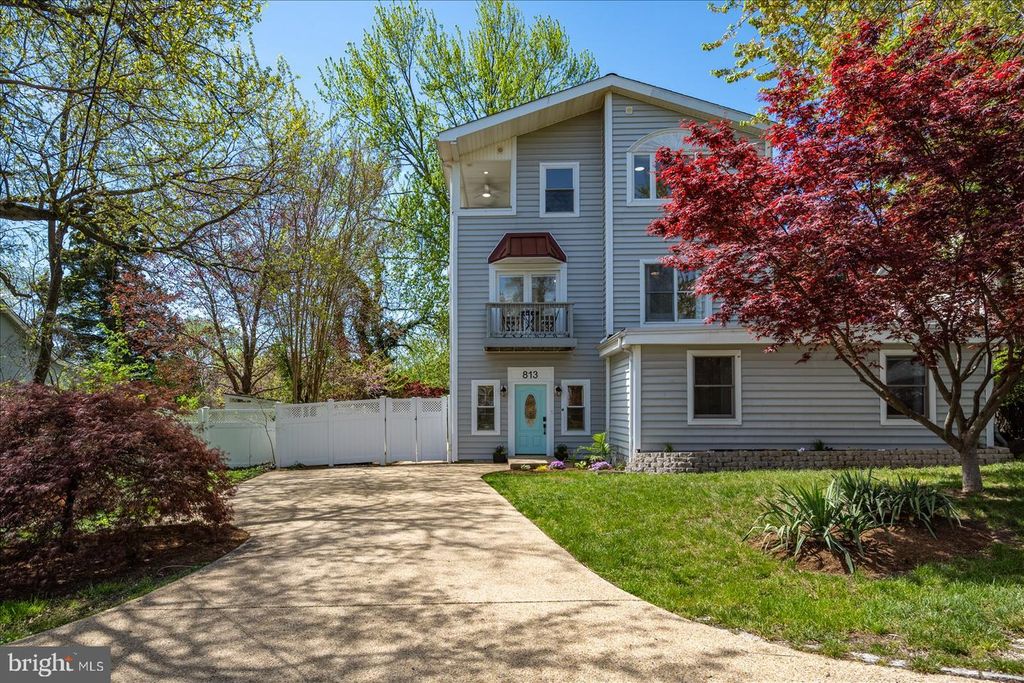 Image 43 of property listing at 813 SHORE DR, Edgewater, MD 21037