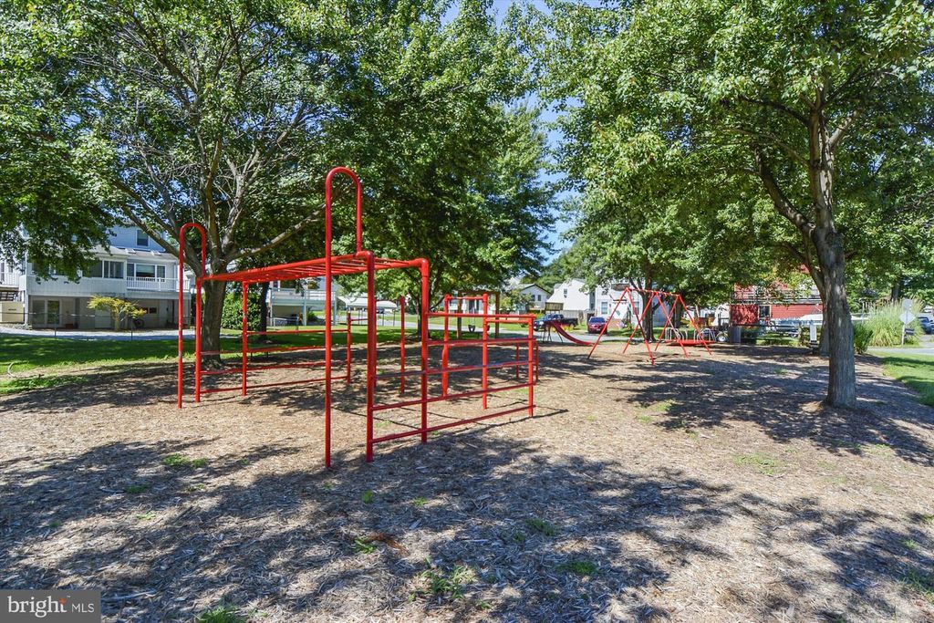 Image 49 of property listing at 813 SHORE DR, Edgewater, MD 21037