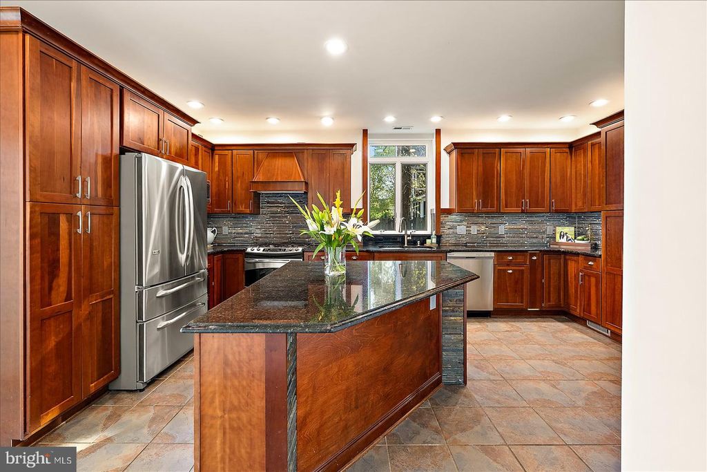 Image 5 of property listing at 813 SHORE DR, Edgewater, MD 21037