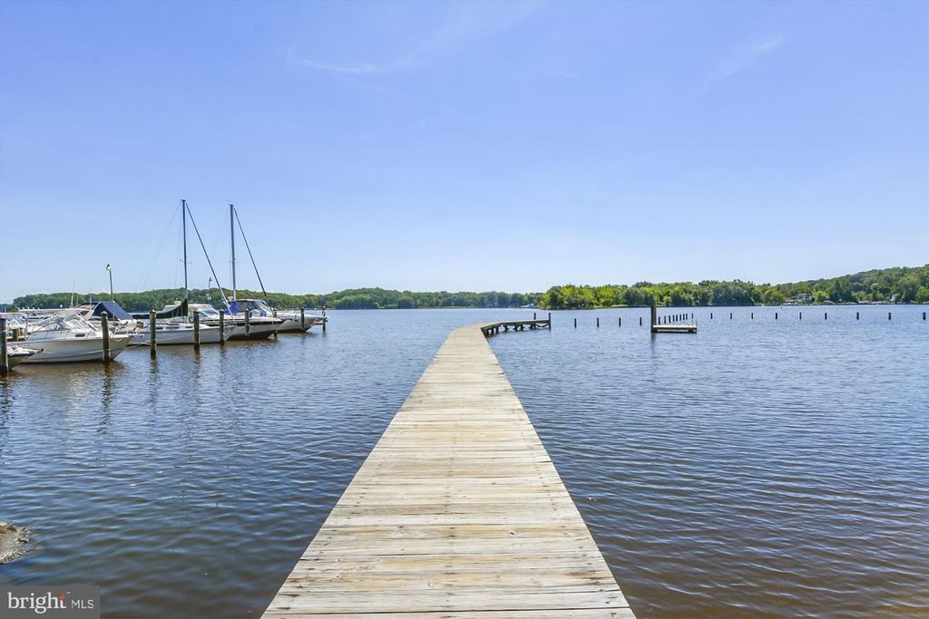 Image 54 of property listing at 813 SHORE DR, Edgewater, MD 21037