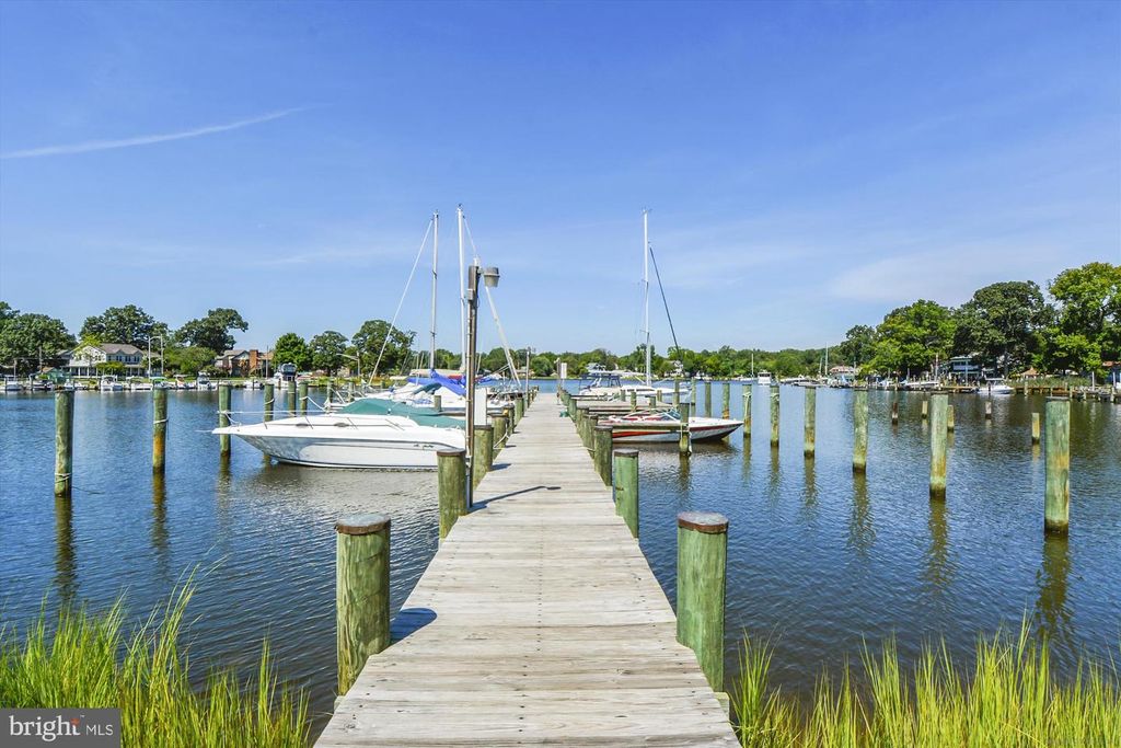 Image 58 of property listing at 813 SHORE DR, Edgewater, MD 21037