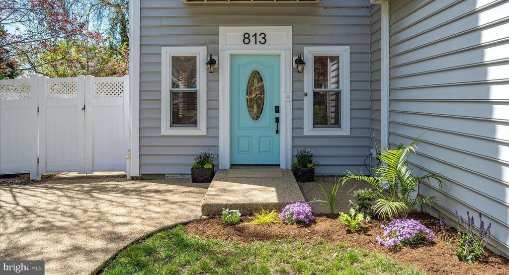 Image 6 of property listing at 813 SHORE DR, Edgewater, MD 21037