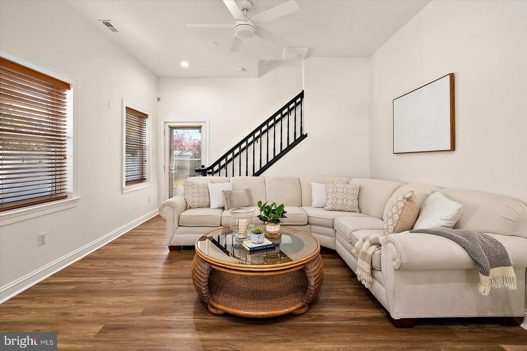 Image 7 of property listing at 813 SHORE DR, Edgewater, MD 21037