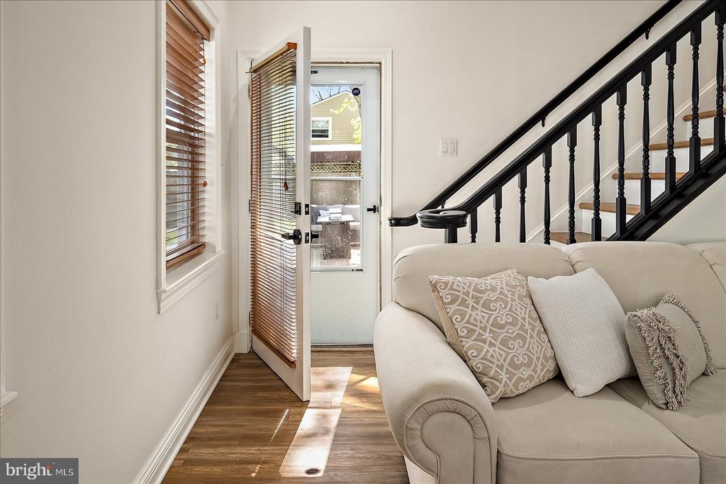 Image 8 of property listing at 813 SHORE DR, Edgewater, MD 21037