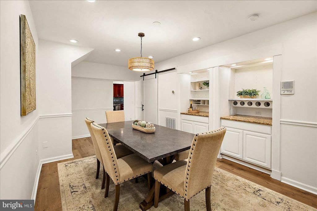 Image 9 of property listing at 813 SHORE DR, Edgewater, MD 21037