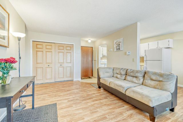 7600 157th Street W 103, Apple Valley, MN 55124