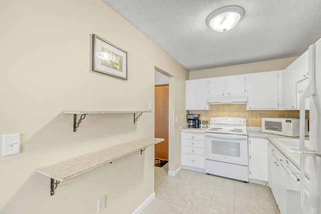 7600 157th Street W 103, Apple Valley, MN 55124