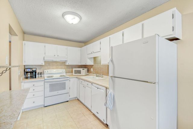 7600 157th Street W 103, Apple Valley, MN 55124