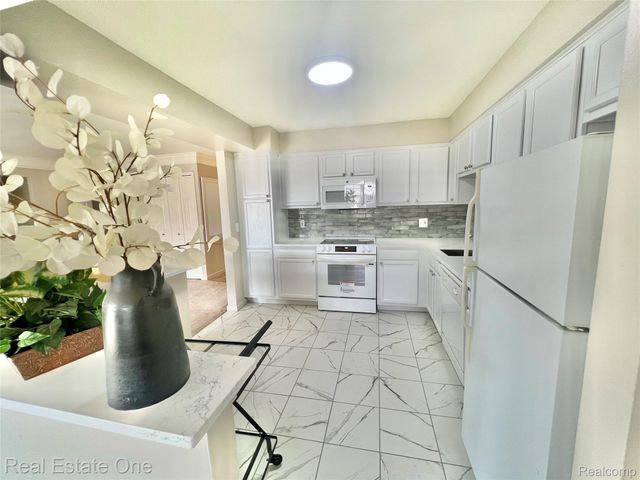 6121 ORCHARD LAKE 202, West Bloomfield Charter Township, MI 48322
