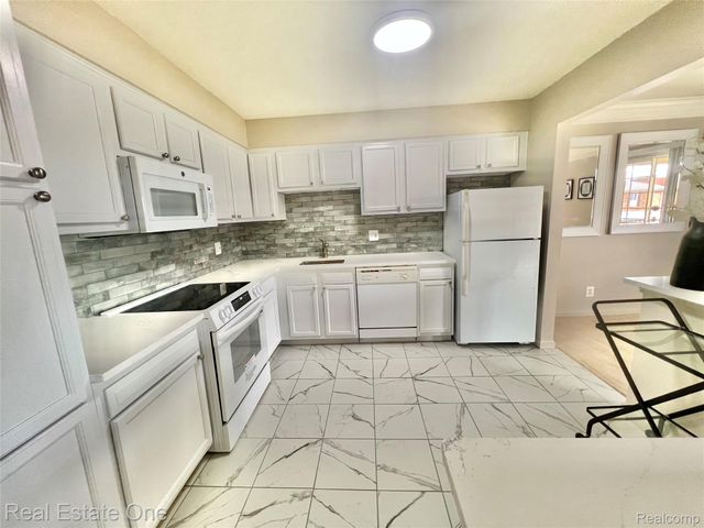 6121 ORCHARD LAKE 202, West Bloomfield Charter Township, MI 48322