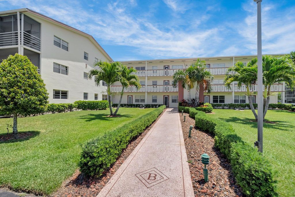 Image 3 of property listing at 47 Preston B, Boca Raton, FL 33434