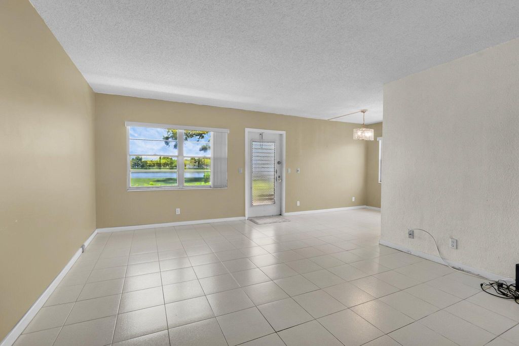Image 5 of property listing at 47 Preston B, Boca Raton, FL 33434