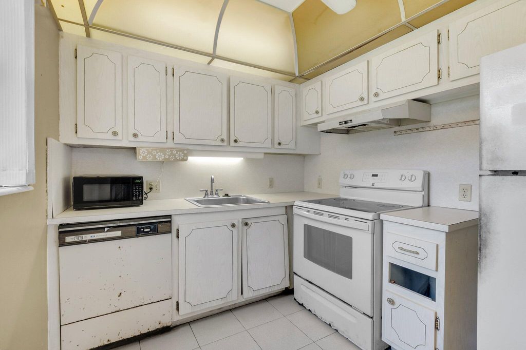 Image 6 of property listing at 47 Preston B, Boca Raton, FL 33434