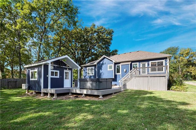 8699 Penner Avenue, De Soto, KS 66018