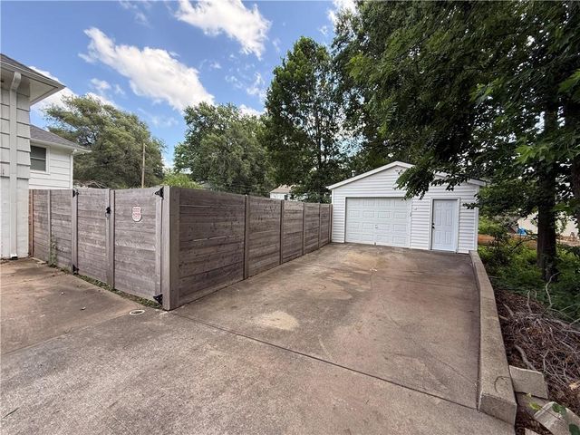 11805 E 48th Street, Kansas City, MO 64133