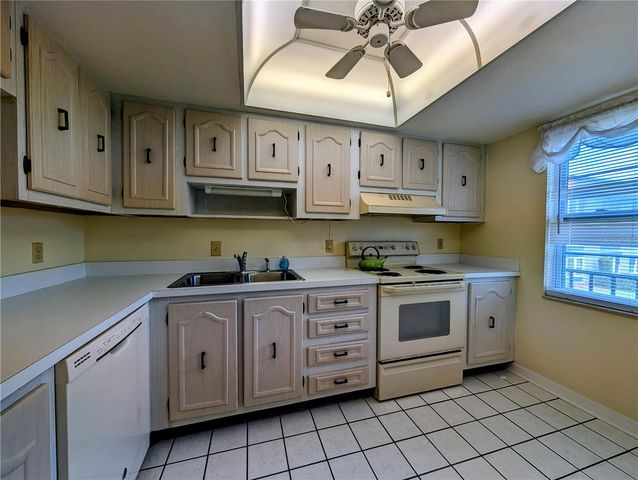 333 LAKE HOWARD DRIVE NW 212A, Winter Haven, FL 33880