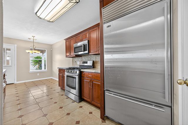 647 Hollandbridge Lane, Houston, TX 77073