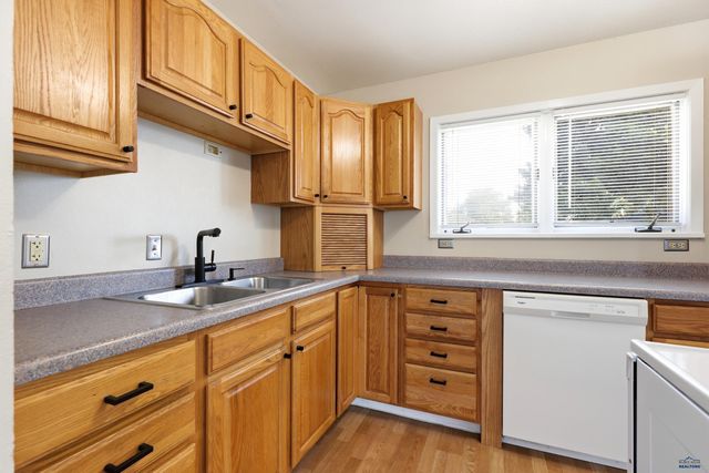 320 BASHAM RD, Rapid City, SD 57702