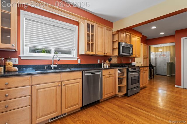 10065 Hart Avenue, Huntington Woods, MI 48070