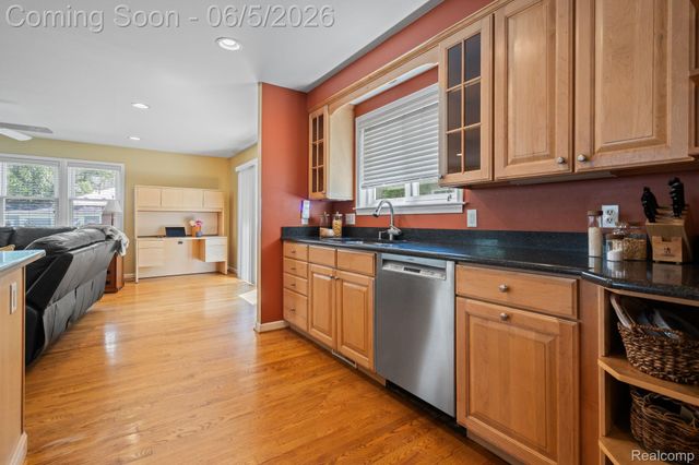 10065 Hart Avenue, Huntington Woods, MI 48070