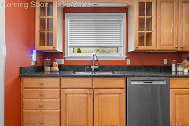 10065 Hart Avenue, Huntington Woods, MI 48070