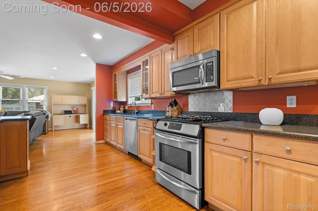 10065 Hart Avenue, Huntington Woods, MI 48070