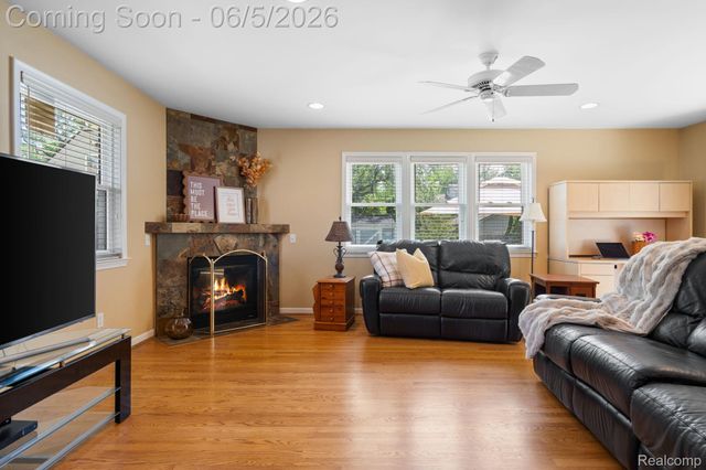 10065 Hart Avenue, Huntington Woods, MI 48070