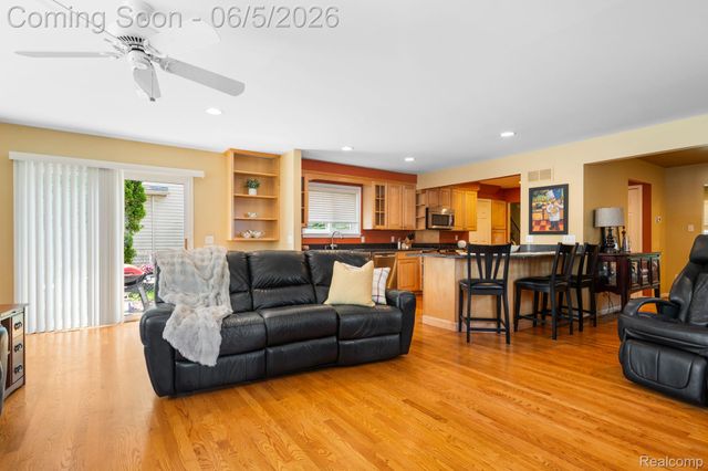 10065 Hart Avenue, Huntington Woods, MI 48070