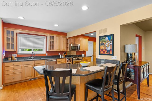 10065 Hart Avenue, Huntington Woods, MI 48070