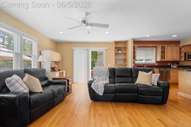 10065 Hart Avenue, Huntington Woods, MI 48070