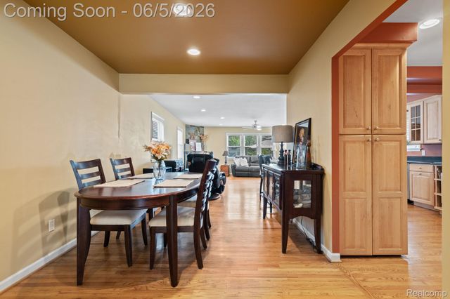 10065 Hart Avenue, Huntington Woods, MI 48070