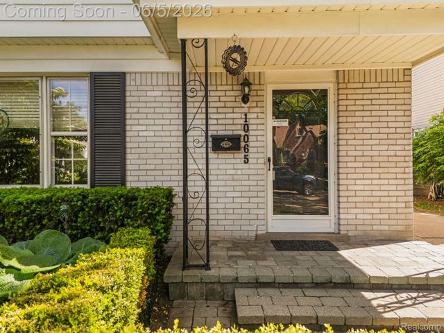 10065 Hart Avenue, Huntington Woods, MI 48070