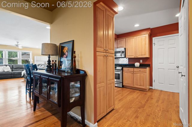 10065 Hart Avenue, Huntington Woods, MI 48070