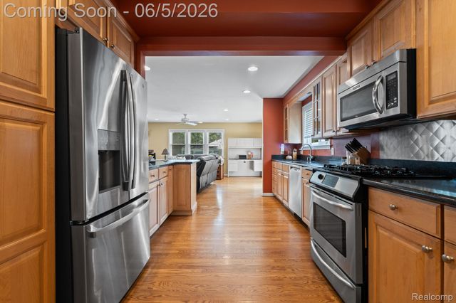 10065 Hart Avenue, Huntington Woods, MI 48070