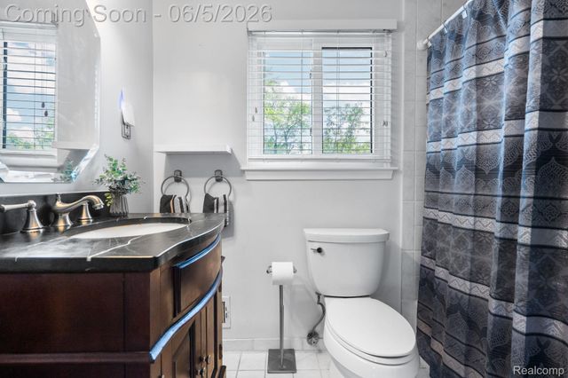 10065 Hart Avenue, Huntington Woods, MI 48070