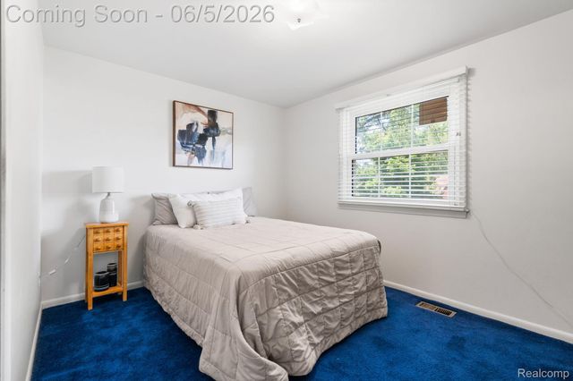 10065 Hart Avenue, Huntington Woods, MI 48070