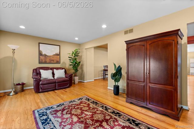 10065 Hart Avenue, Huntington Woods, MI 48070