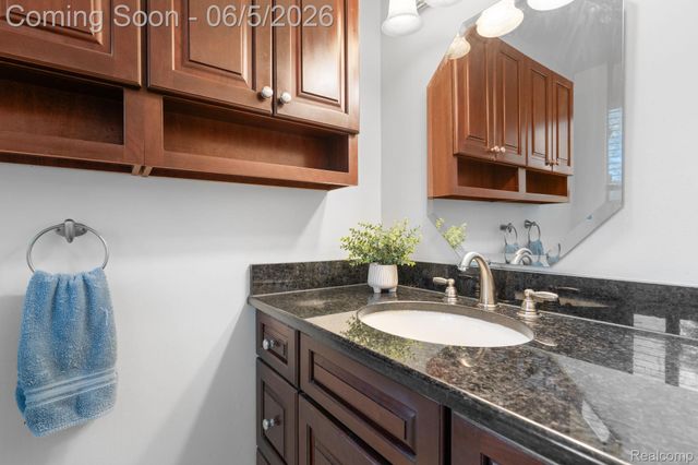 10065 Hart Avenue, Huntington Woods, MI 48070