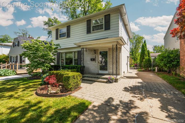 10065 Hart Avenue, Huntington Woods, MI 48070