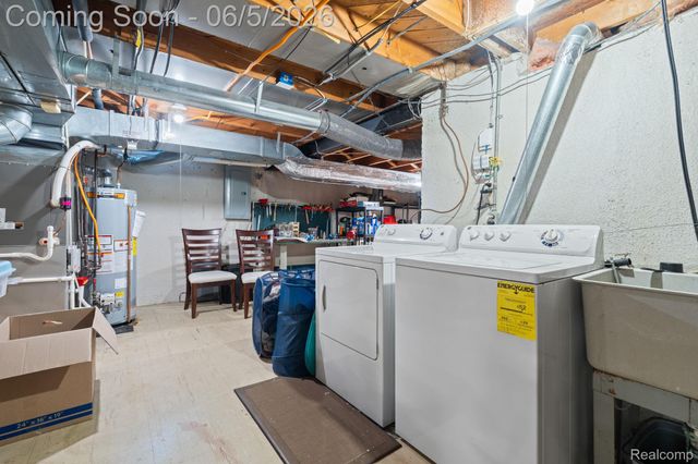 10065 Hart Avenue, Huntington Woods, MI 48070