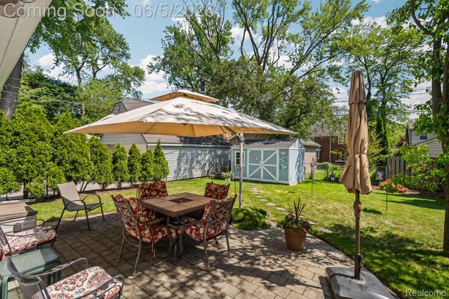 10065 Hart Avenue, Huntington Woods, MI 48070