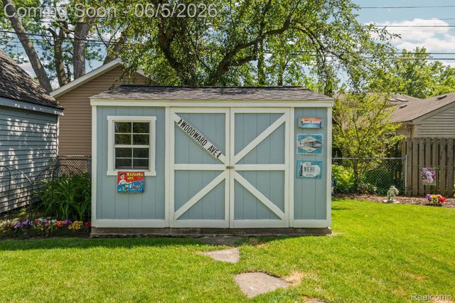 10065 Hart Avenue, Huntington Woods, MI 48070