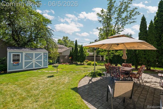 10065 Hart Avenue, Huntington Woods, MI 48070