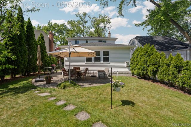 10065 Hart Avenue, Huntington Woods, MI 48070